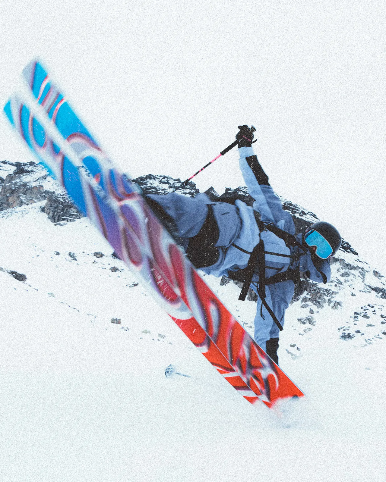 SALOMON S/LAB QST BLANK で滑るスキーヤー（Salomon公式写真）